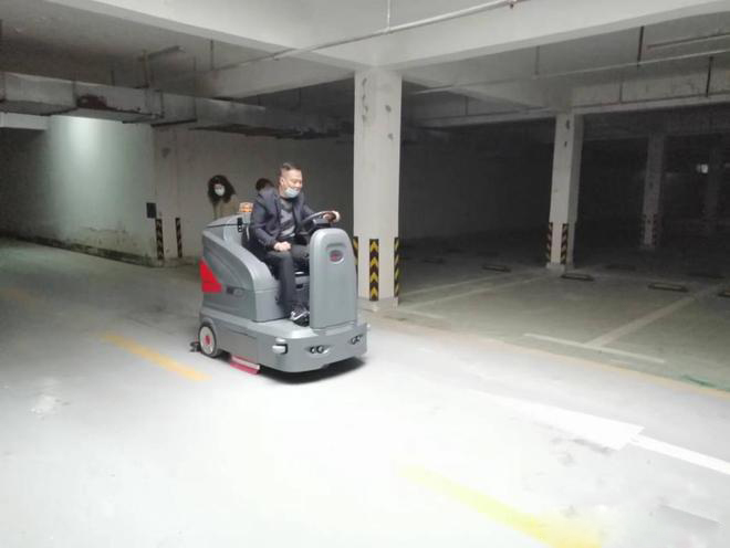 津南小区物业保洁不用人力改用驾驶式洗地机了